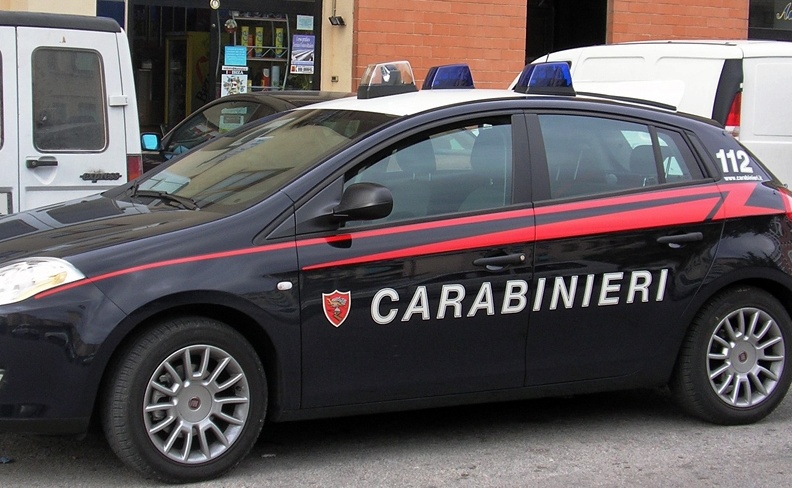 San Mauro: figlio aggredisce il padre con la scopa e lo minaccia con un coltello