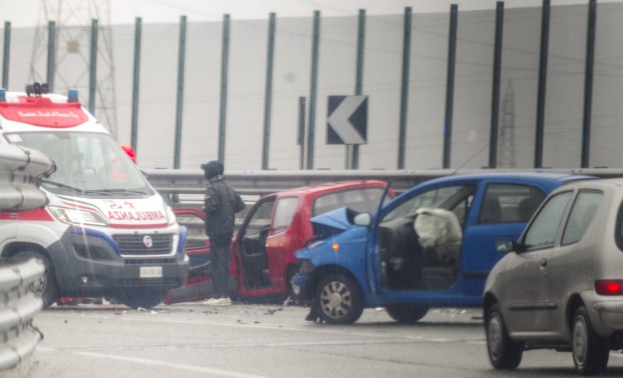 Scontro sul ponte 8 agosto a Settimo: impatto tra due auto