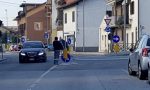 Un Tir in pieno centro a Brandizzo distrugge i segnali stradali