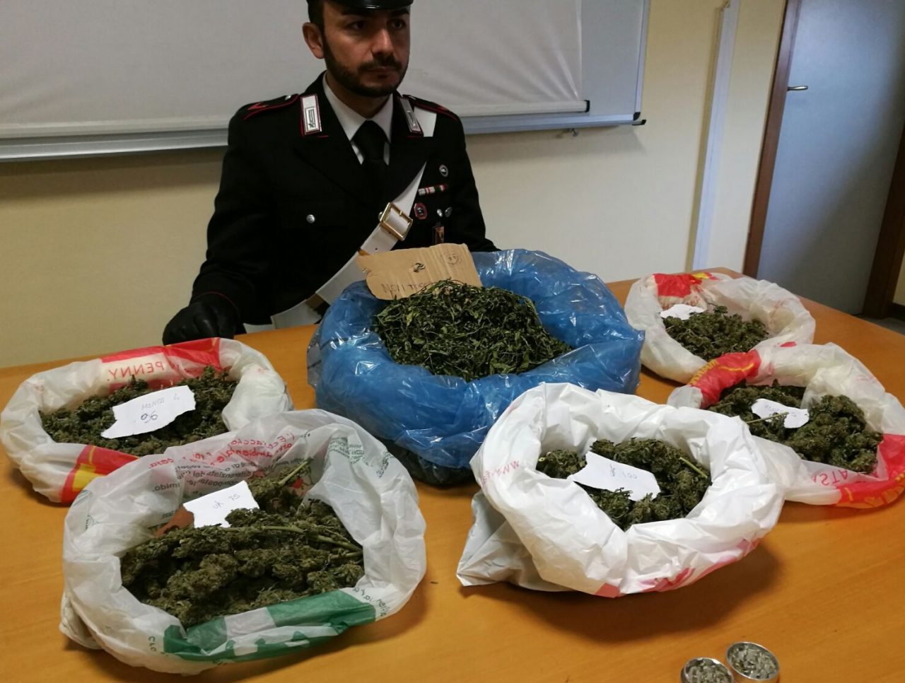 Un chilo di marijuana nel garage a Castiglione: arrestato