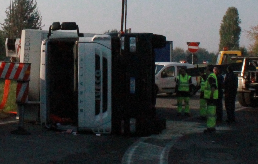 Camion carico di frutta si ribalta sull’A4
