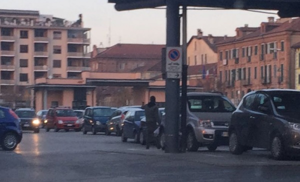 Chivasso, ancora parcheggiatori abusivi in piazza d’Armi