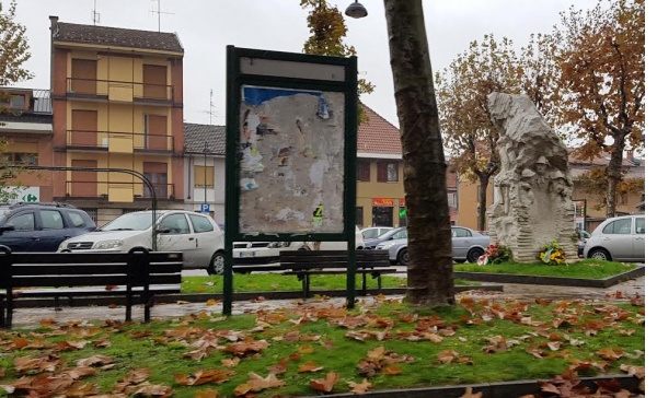 IL CONSIGLIERE DELUCA: NESSUN CONTROLLO, MANIFESTI ABUSIVI OVUNQUE