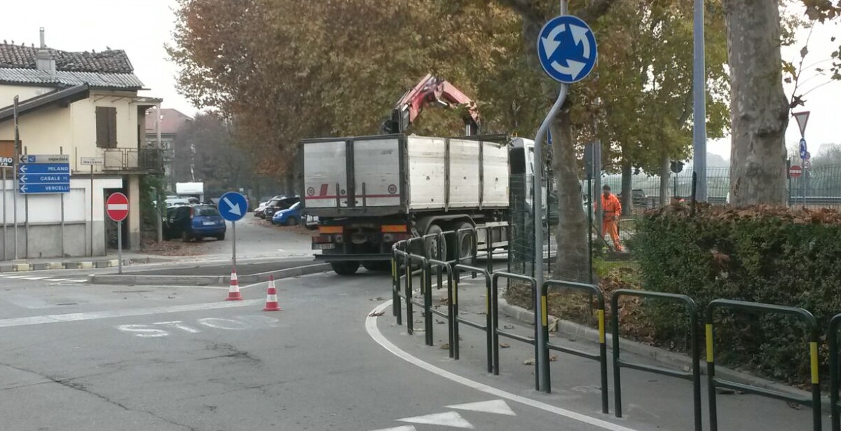 Lavori in via Mezzano, traffico in tilt