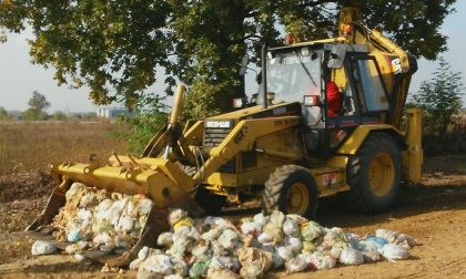 Quaranta quintali di rifiuti scaricati in un campo a Chivasso