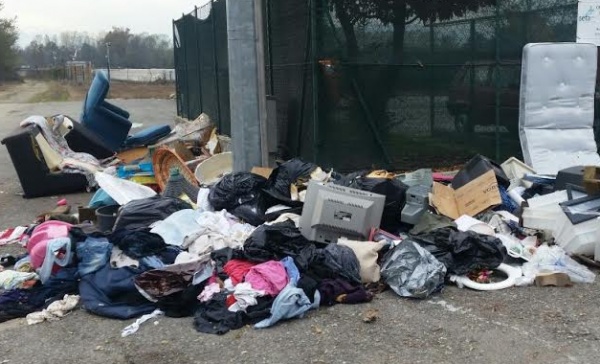 Rifiuti abbandonati fuori dall’ecocentro