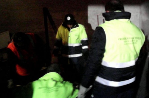 San Mauro, la Protezione Civile svuota il “sotto chiesa” a Sant’Anna