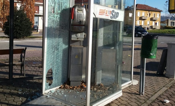 San Mauro, vandali danneggiano la cabina telefonica di piazza Mochino
