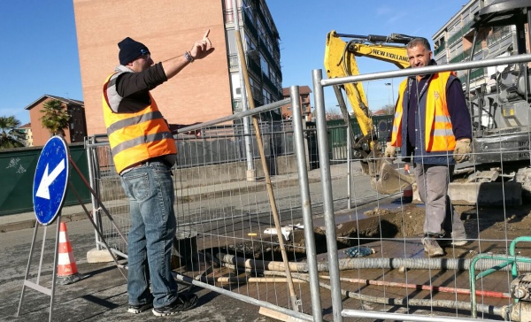 Settimo, acqua marrone dai rubinetti per colpa di una conduttura rotta