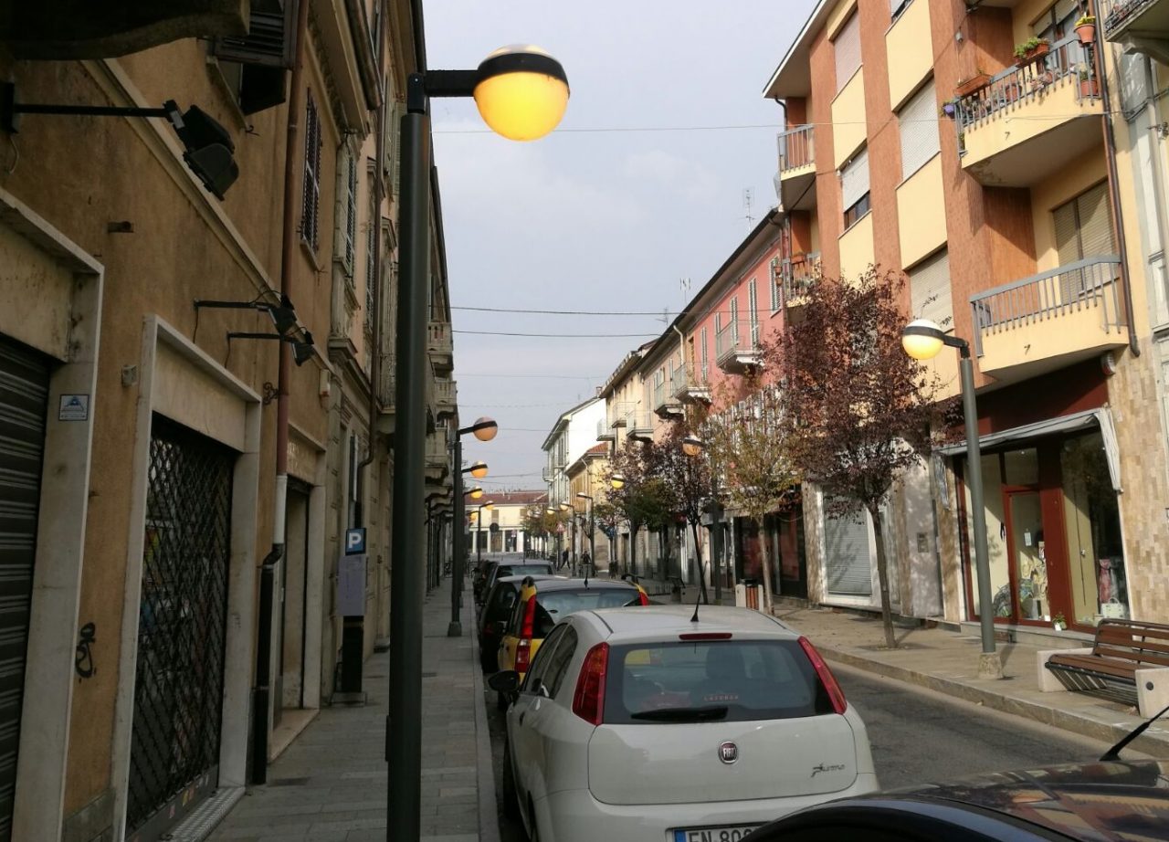 Settimo al contrario: lampioni accesi di giorno e spenti di sera