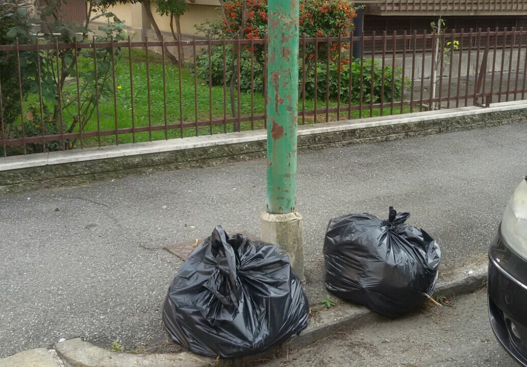 Settimo: tagliano l’erba, ma lasciano in strada dei sacchetti di rifiuti