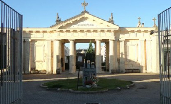 Dopo Crescentino anche a Trino rubano al cimitero