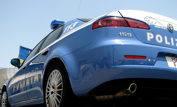 Minaccia e prende a pugni una donna: arrestato 20enne