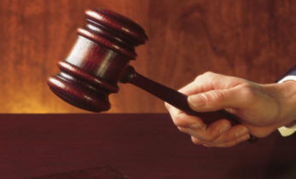 Per le finte accuse perde i figli e finisce in carcere