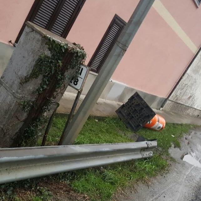 Ribaltati e danneggiati i Velo Ok sulla 590