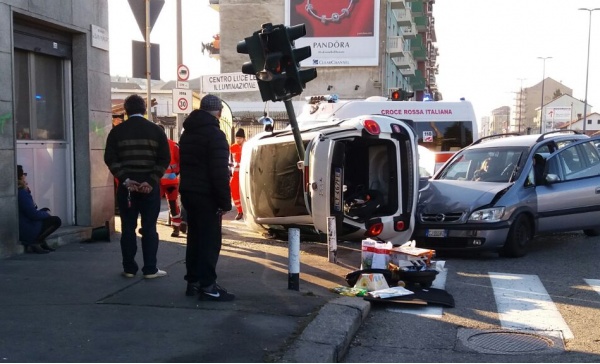 San Mauro, schianto al semaforo. Miracolosamente illesi i conducenti