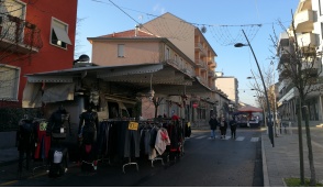 Settimo, chiusa via Torino: ci sono le bancarelle del mercato