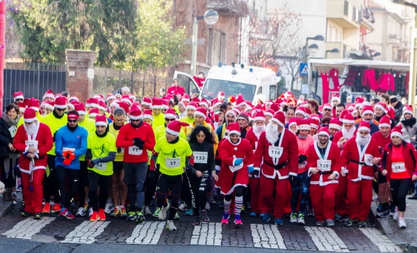 Settimo, un’invasione di Babbi Natale di corsa