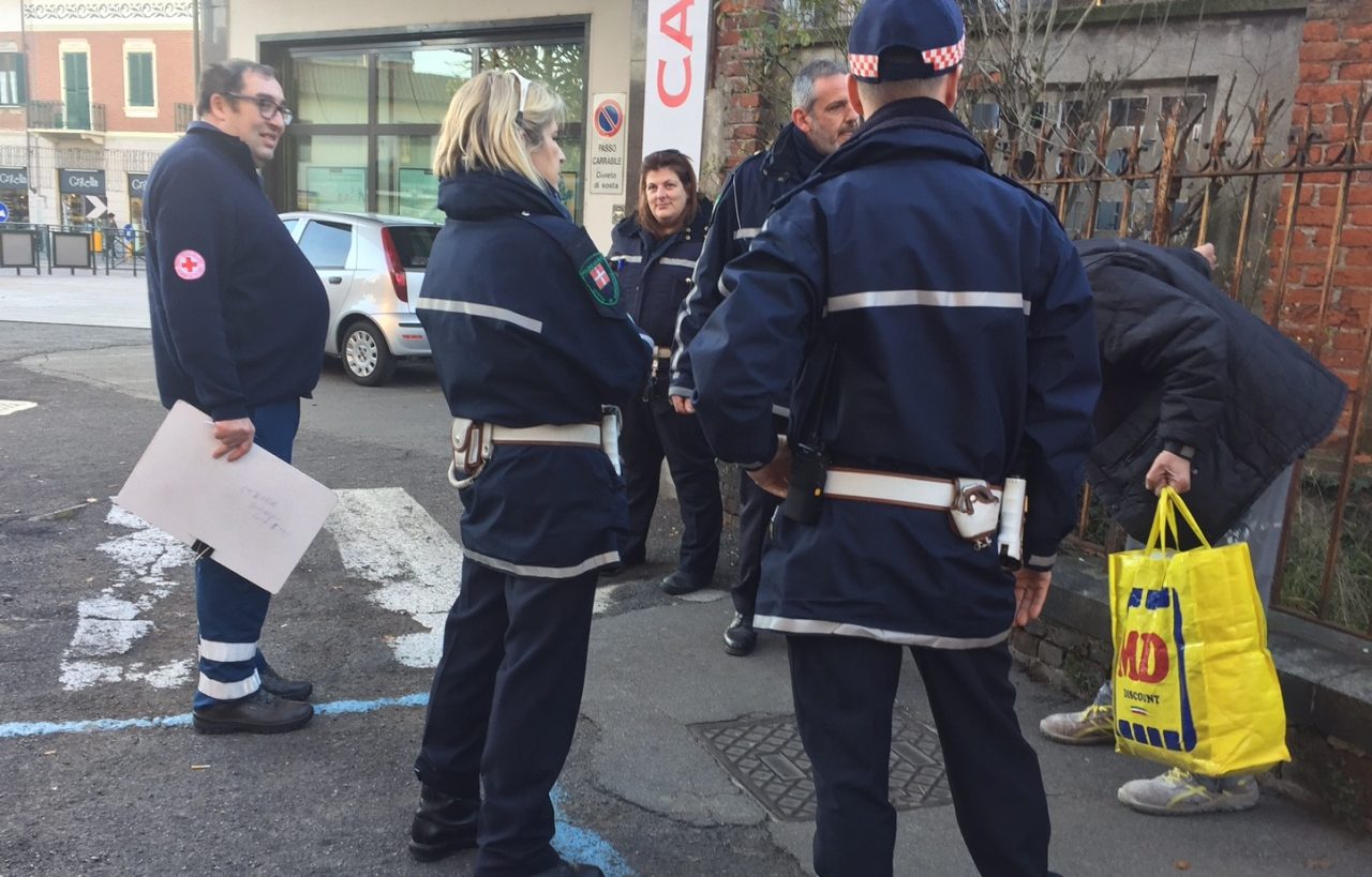 Ubriaco in centro, in sei per calmarlo