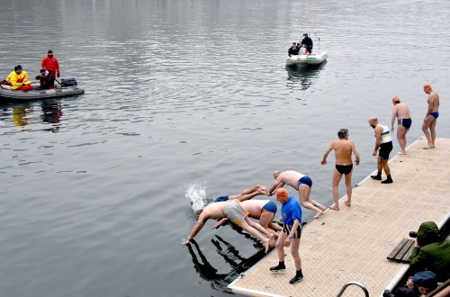 127 “Orsi polari” per il cimento invernale nel fiume Po a Torino