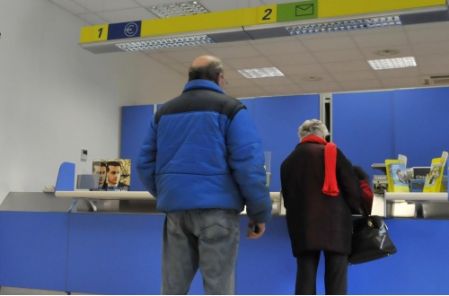 Allontanata dall’ufficio postale perché allattava al seno suo figlio, impazza la polemica