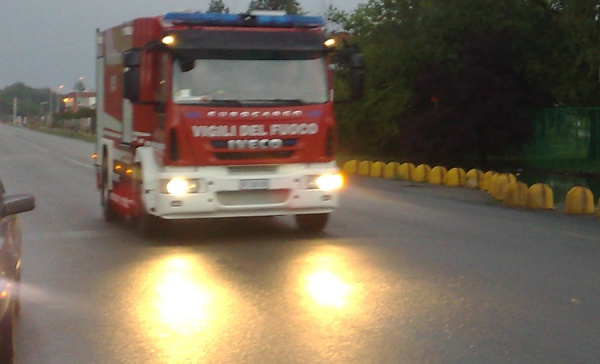 Fa il corso di guida sicura in pista ma schianta la Ferrari 460 contro un traliccio