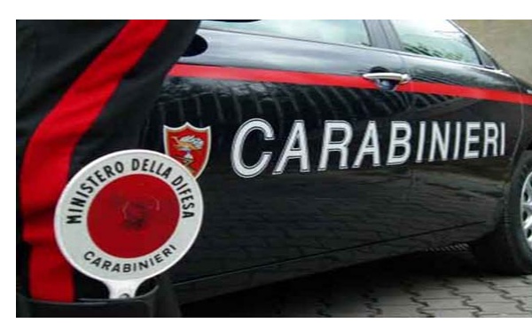 Sorpresi a rubare, fuggono con un’auto rubata e si ribaltano