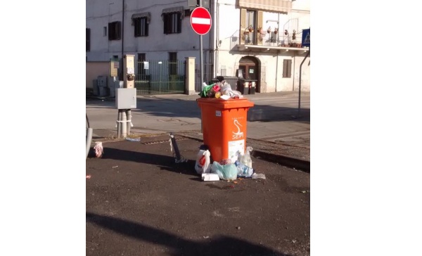 Gassino, il contenitore di olio “esausto”  straboccante di rifiuti