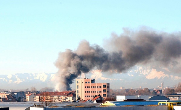 Incendio in strada del Meisino: si teme per l’inquinamento dell’aria