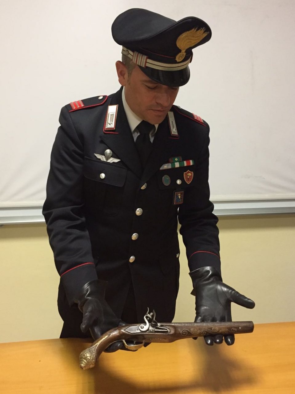 Minaccia l’amico con la pistola dei “pirati”. Vera