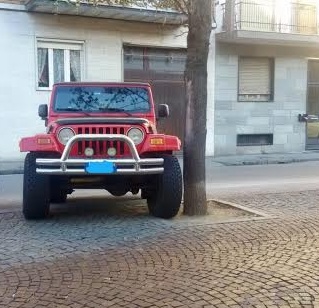 Parcheggio da record: fuoristrada sui viali pedonali