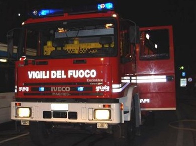 Giovane ha un malore mentre nuota,  è grave