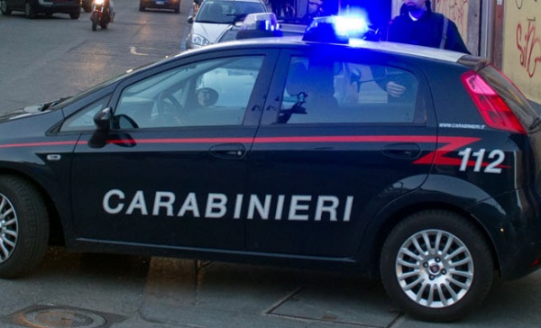 Al padre diceva: “Se non mi dai i soldi ti taglio la gola”, arrestato un giovane di San Mauro