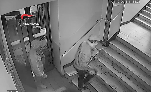 Si fingono interessati alla sua casa in campagna ma lo narcotizzano e rapinano. Così agiva la banda dei “finti agenti immobiliari”