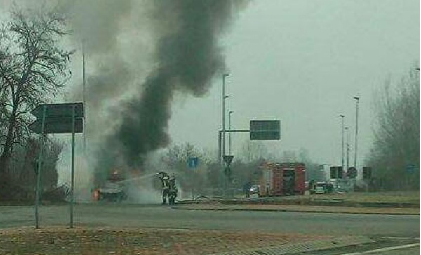 Auto in fiamme in stradale Torino a Chivasso