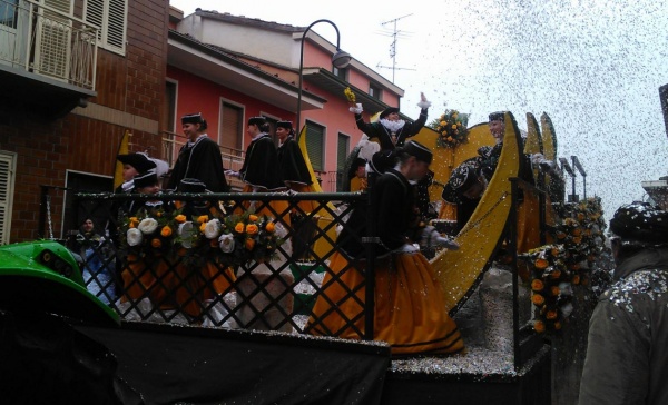Brandizzo, successo per la sfilata di Carnevale