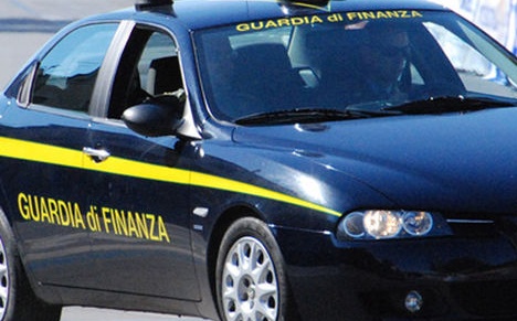 Denunciato per aver nascosto in valigia uno storditore elettrico