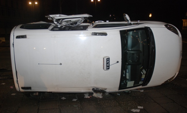 Incidente in via Cernaia, coinvolto un taxi