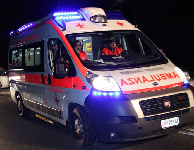 Mamma e i suoi due figli investiti da un’auto