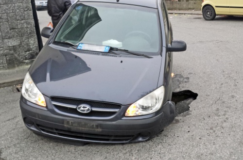 Settimo, cede l’asfalto in via Cavour: un’auto bloccata nella “voragine”. Lavori in corso in centro