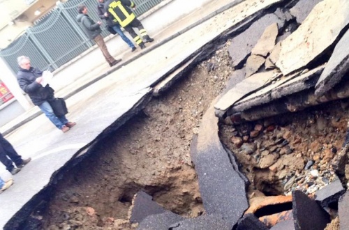 Torino, stamattina si è aperta una “voragine” nell’asfalto della collina