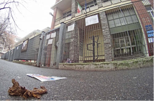 Settimo, troppe cacche di cane di fronte a scuola: bimbi costretti allo “slalom”
