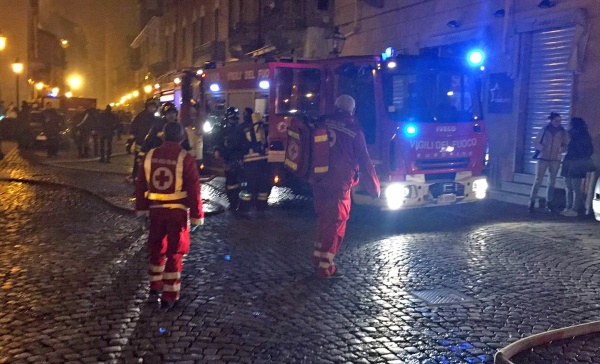 Causato da una lanterna cinese il violento incendio di via Torino a Chivasso (il video)
