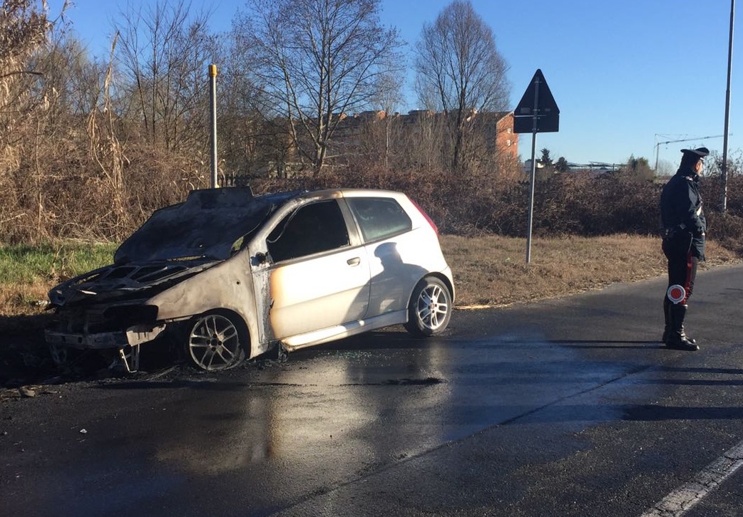 Auto in fiamme in viale Vigili del Fuoco
