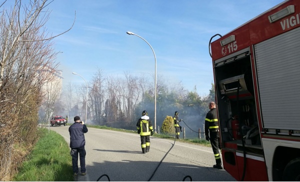 Caluso, per un incendio sterpaglie bloccata la ferrovia