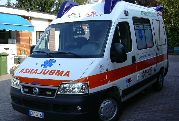 Donna muore schiacciata dalla sua auto