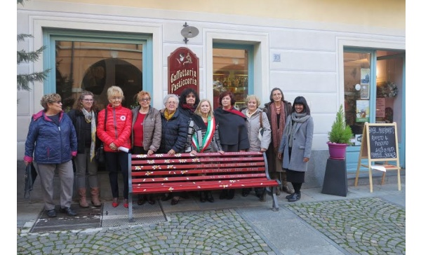 Festa della donna, domani l’inaugurazione di una panchina rossa a San Raffaele