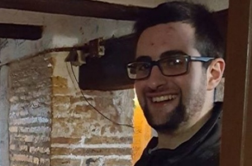 Il giallo. Un giovane di 24 anni trovato morto con un coltello nel petto, studiava al Politecnico