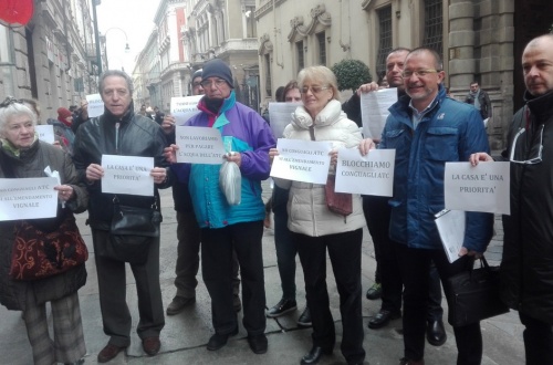 La protesta contro i maxi-conguagli ai condomini dell’Atc