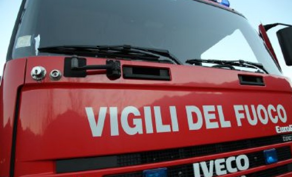 Prende fuoco un’auto dopo l’incidente